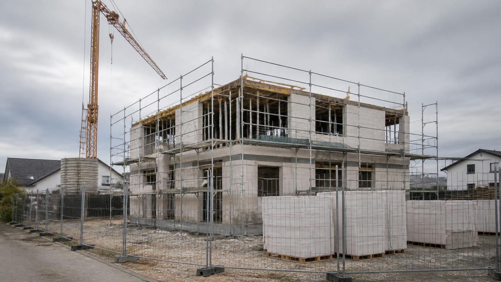Rohbau mit Kran und Gerüst auf einer Baustelle
